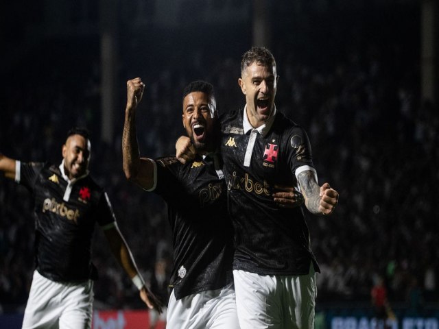 BRASILEIRO: Vasco goleia Coritiba em reencontro com torcida em So Janurio