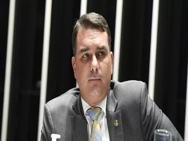 Senador Flvio Bolsonaro elogia governo Lula por GLO no Rio de Janeiro