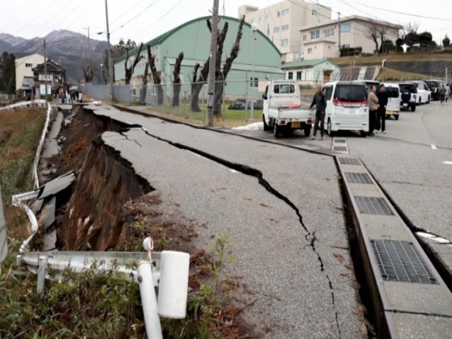 Terremoto no Japo: vdeo mostra pessoas correndo durante tremor em estao ferroviria