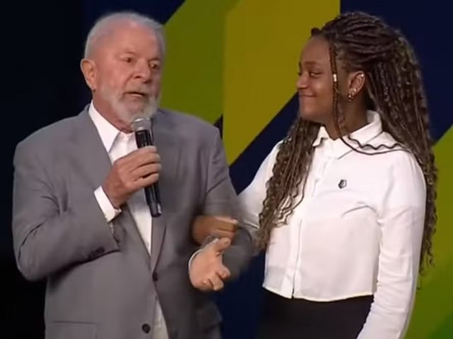 Jovem negra elogiada por Lula diz que ficou emocionada com o presidente