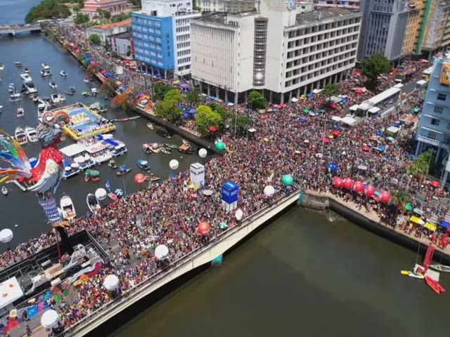 Maior Bloco de Carnaval do mundo, Galo da Madrugada lota as ruas de Recife