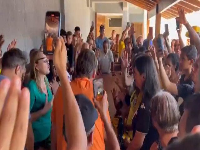 Reunidos no quintal da casa em Angra, poucos fanticos gritam a Deus por Bolsonaro