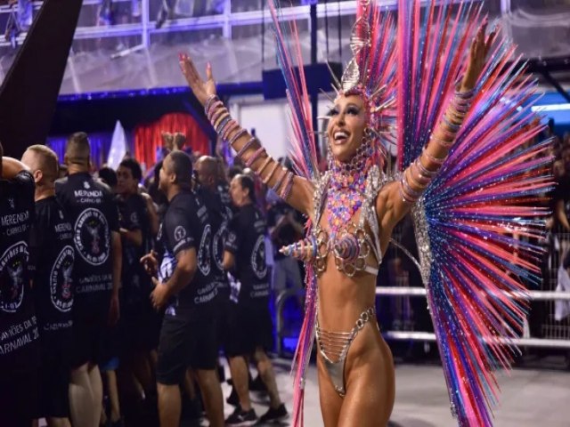 Carnaval 2024: veja fotos dos famosos no 2 dia de desfiles em So Paulo