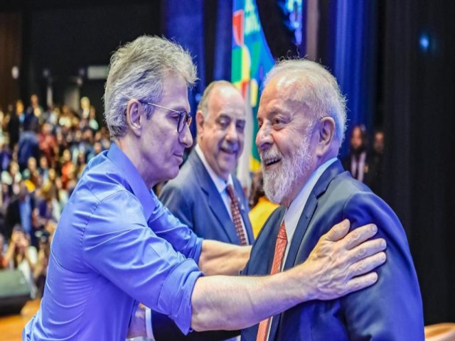 Bolsonaristas silenciam sobre investigao da PF contra ex-presidente e buscam Lula por obras