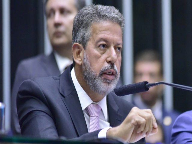 Arthur Lira lava as mos sobre Bolsonaro: Congresso no pode fazer nada