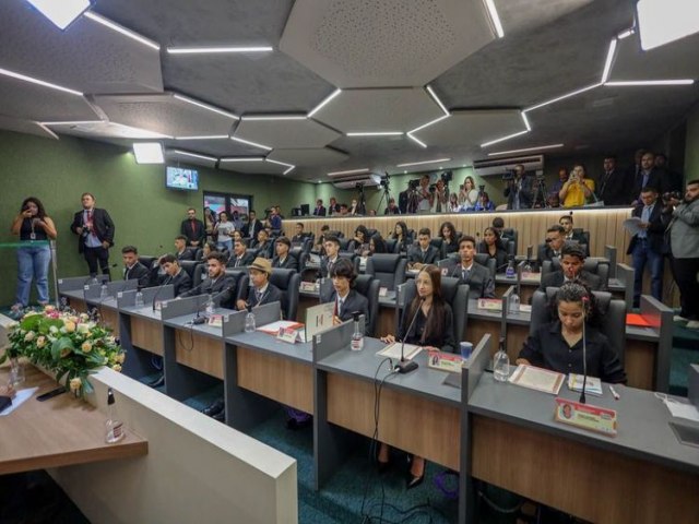 Governador do PI entrega 30 chromebooks aos estudantes eleitos para o Parlamento do Futuro