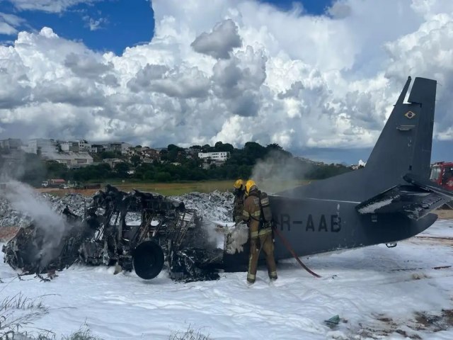 Duas pessoas morrem e uma fica ferida em queda de avio da PF em Minas Gerais