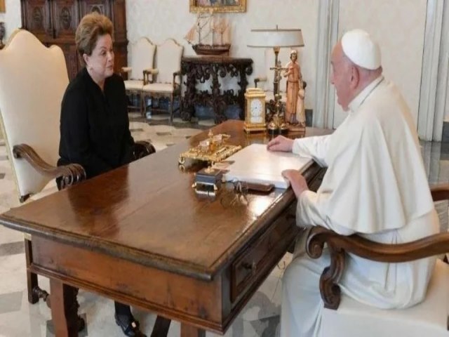 VDEO: ex-presidente Dilma Rousseff se emociona ao ser recebida pelo Papa Francisco