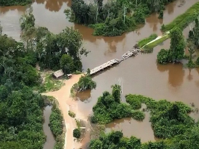 Polcia Federal destri ponte de acesso  terra indgena por invasores no Estado do Par