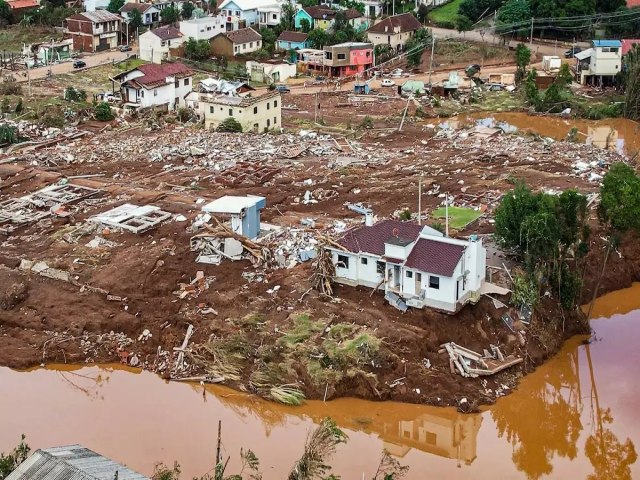 Famlia  encontrada morta e abraada sob escombros no interior do RS