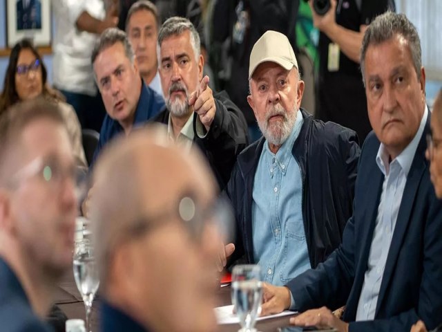 Governo Lula estuda distribuir vouchers s famlias atingidas pelas enchentes no RS