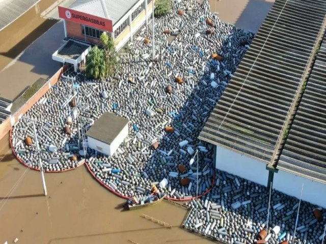 Com enchentes no Rio Grande do Sul Canoas tem mar de botijes de gs flutuando