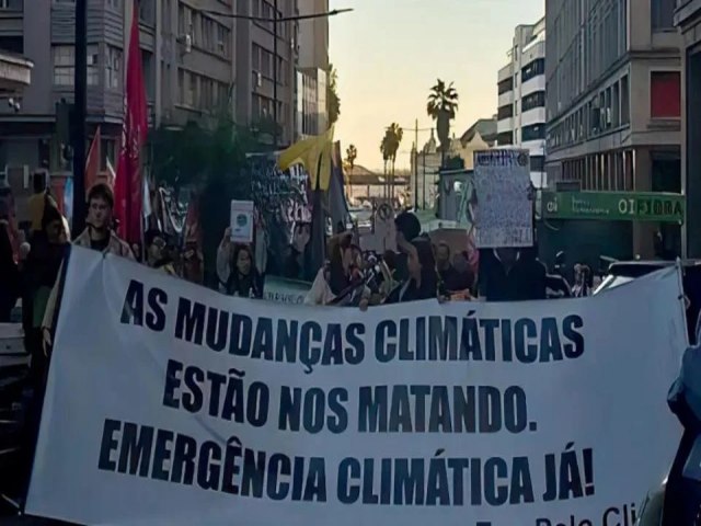 Ambientalistas do RS protestam contra descaso de Eduardo Leite e Sebastio Melo