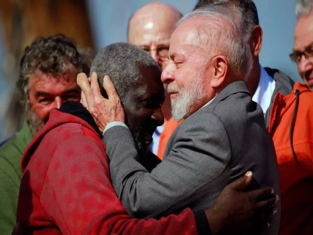 Lula visita famlias que perderam casas por enchentes no Rio Grande do Sul