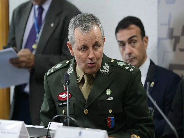  Comandante do Exrcito diz que a poltica est distante dos quartis, como tem que ser