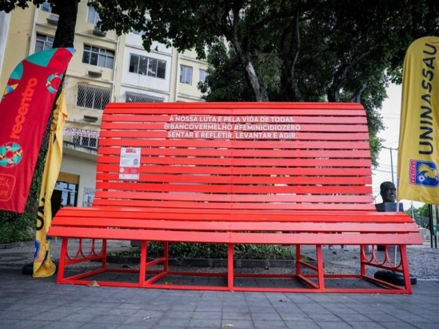 Teresina ganha Banco Vermelho em campanha contra o feminicdio nesta segunda (17)