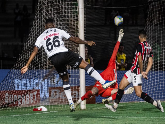 Vasco goleia o So Paulo por 4 x 1 com show de garotos da base no Brasileiro