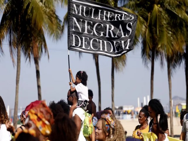 Marcha das mulheres negras une geraes na orla do Rio de Janeiro