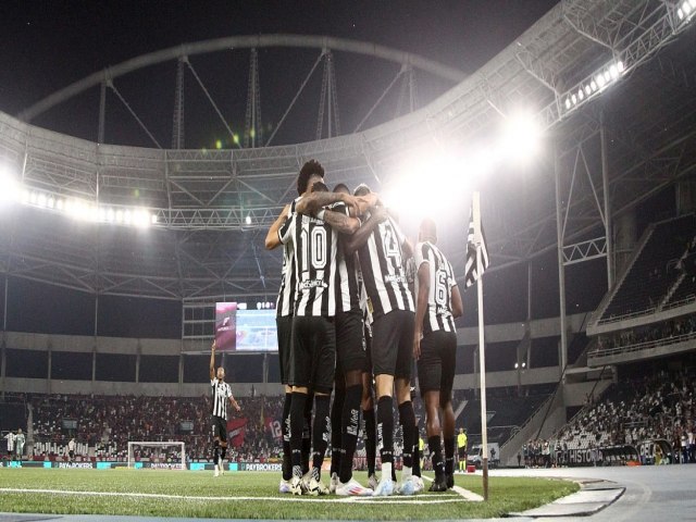 Com apoio incondicional da torcida, Fogo se impe e goleia rival Flamengo