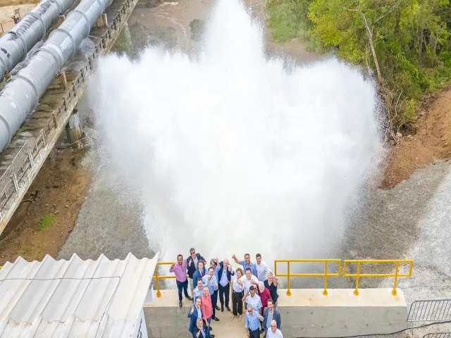 Lula inaugura obra que leva gua ao interior do estado da Paraba