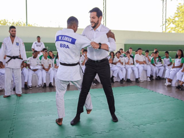 Secretaria da Educao do Piau entrega quimonos a estudantes em Teresina e anuncia expanso