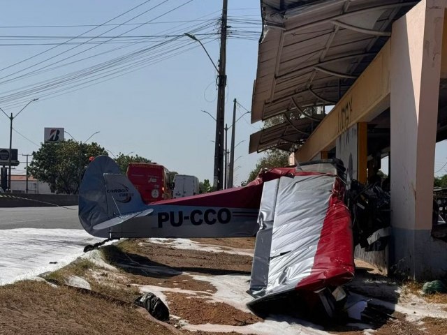 VDEO: avio cai em Teresina (PI), atinge van e moto e fere duas pessoas