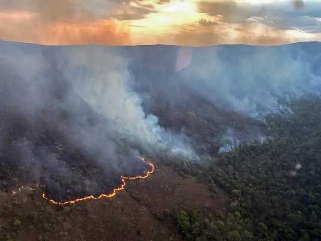 Incndio queima 10 mil hectares do Parque Nacional da Chapada dos Veadeiros