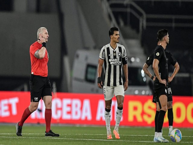 Com feitos inditos, Almada e John so cruciais em vitria do Botafogo sobre o Corinthians