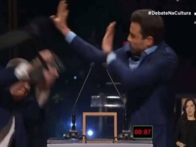 Datena d cadeirada em Pablo Maral durante debate na TV Cultura em SP