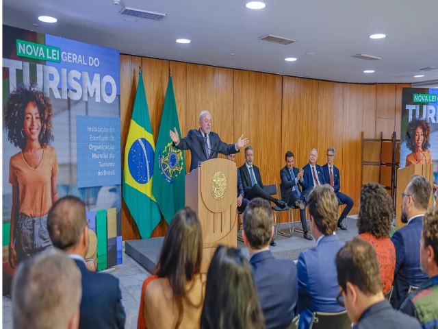 Lula projeta crescimento do PIB acima de 3% em 2024 e mira meta de 3,5%