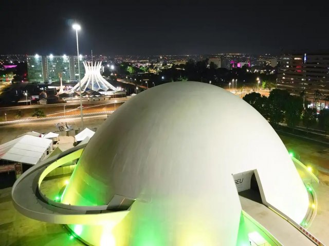 Braslia se ilumina de verde e amarelo 2 dias antes de jogo da seleo