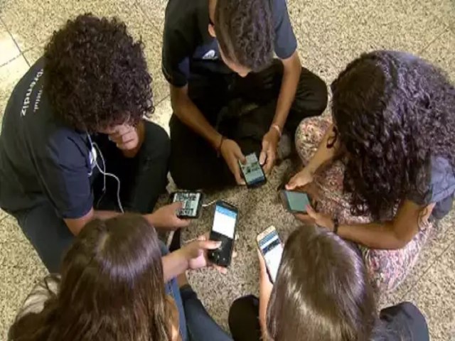 Comisso da Cmara aprova projeto que veta o uso de celulares em escolas