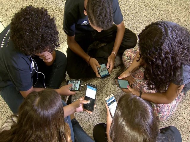 Pesquisa: 86% dos brasileiros apoiam restrio de celular nas escolas