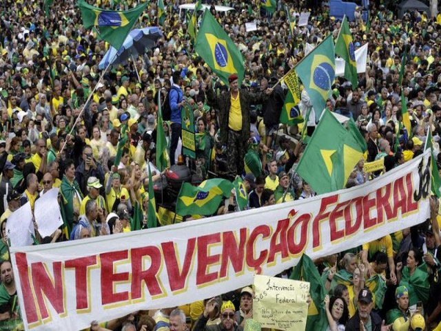 Manifestantes pedem interveno federal em frente a quartis