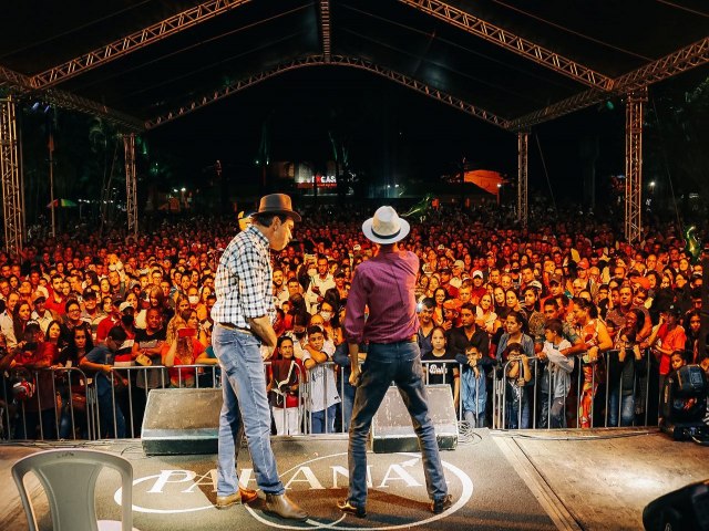  E conhea artistas Nilton Pinto e Tom Carvalho  de Gois que fazem da gargalhada o melhor remdio