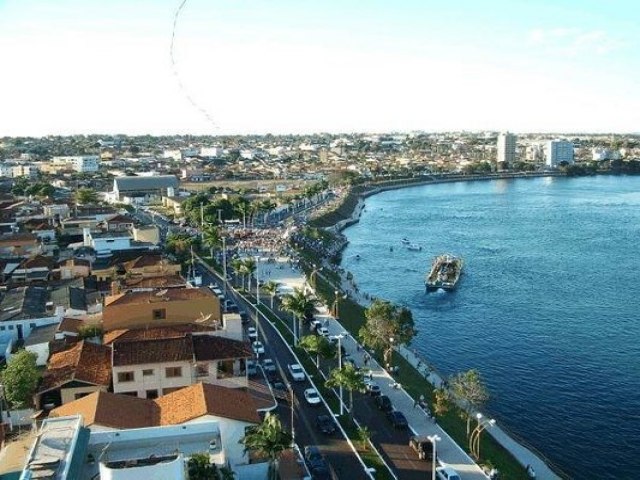 Conhea a cidade goiana que encanta e  cortada por um dos rios mais bonitos do Brasil