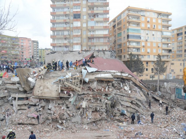 Nmero de mortos aps terremoto na Turquia passa de 20 mil pessoas