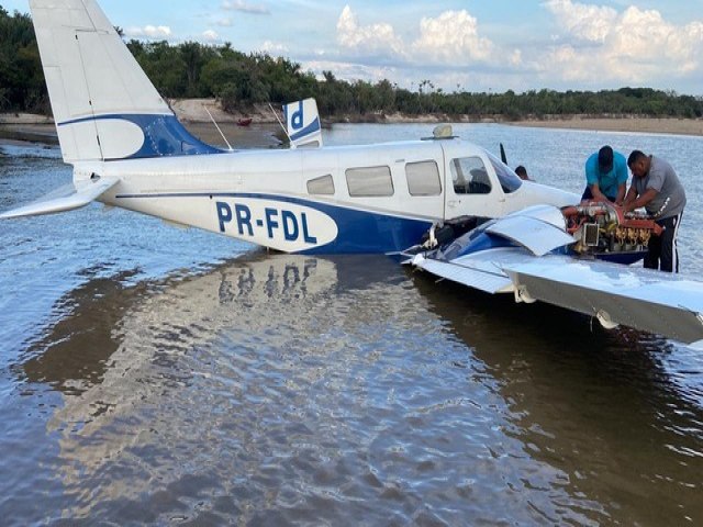 Avio bimotor faz pouso forado no meio do rio, em Boa Vista