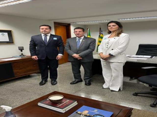 Rafael Lara entrega a Vanderlan Cardoso proposta da OAB-GO sobre a Reforma Tributria