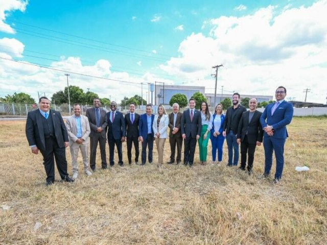 Manuel da Cruz recebe escritura definitiva do terreno para sede da OAB em guas Lindas