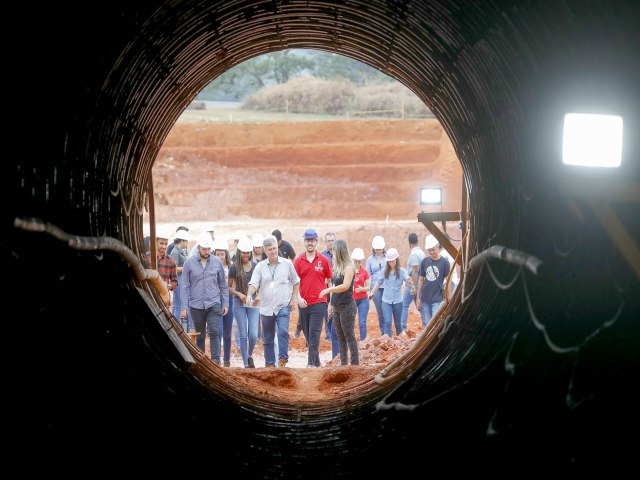 Universitrios de engenharia visitam obras do Drenar-DF