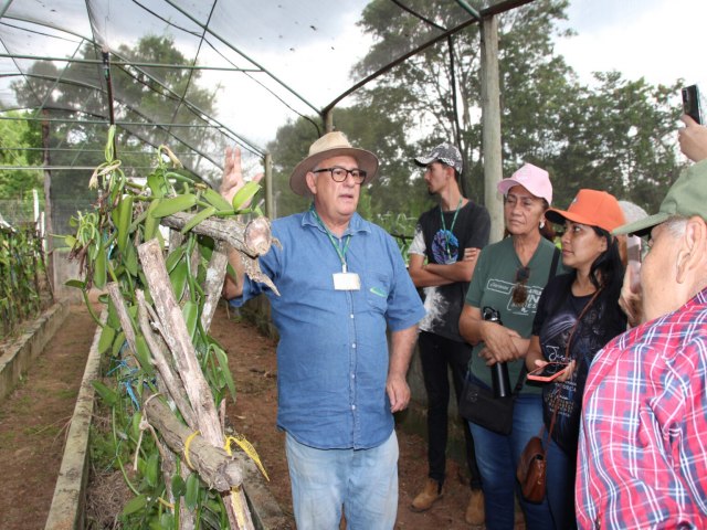 Produtores rurais visitam unidade de referncia no plantio de baunilha