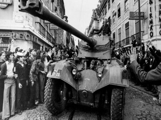 25 de abril de 1974, o dia em que os militares deram um golpe para entregar a democracia ao povo portugus