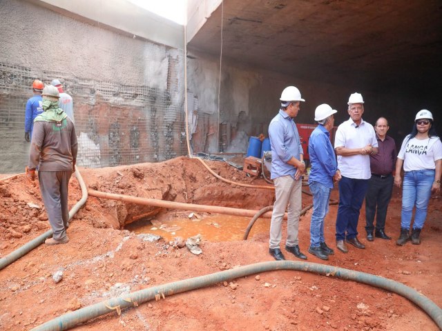 Equipes do GDF visitam obras do Viaduto do Riacho Fundo