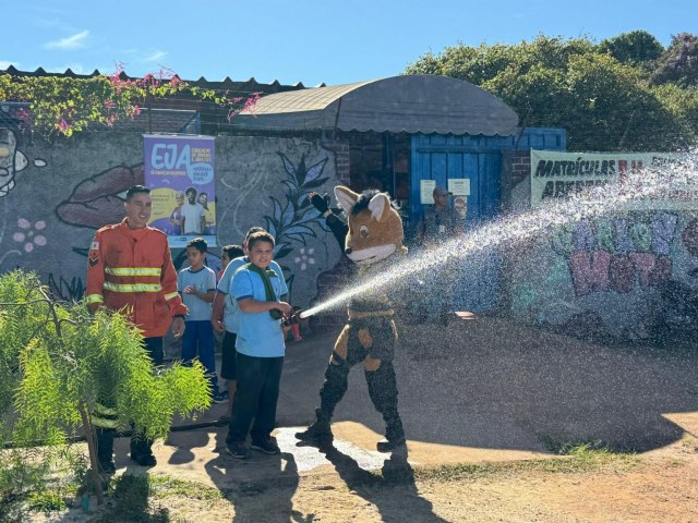 Estudantes participam de blitz educativa para preveno de incndios florestais