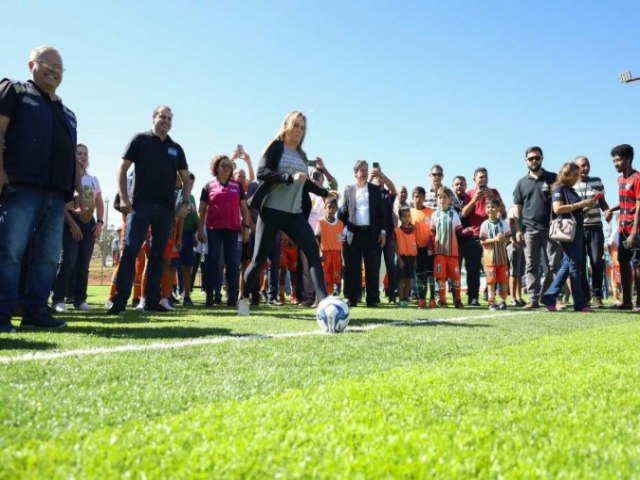 Vice-governadora inaugura campos sintticos de futebol em Samambaia