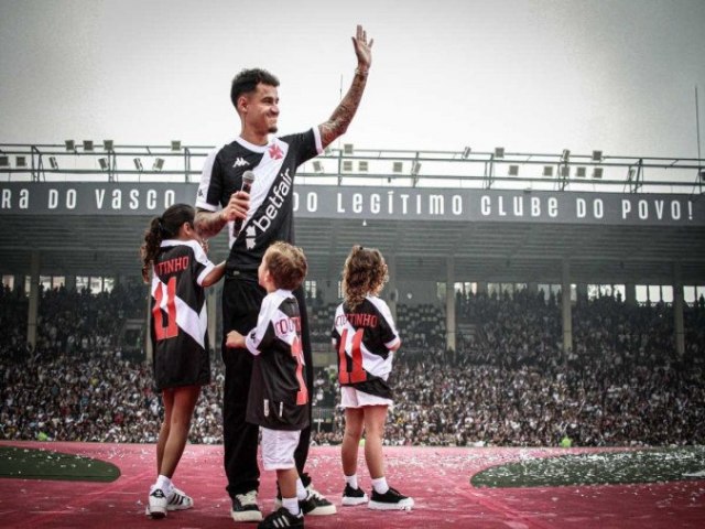 Vasco apresenta Coutinho para mais de 20 mil torcedores em So Janurio