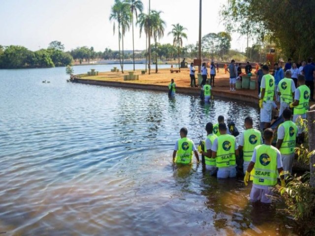 Voluntrios se renem para limpeza na Lagoa dos Patos, no Parque da Cidade