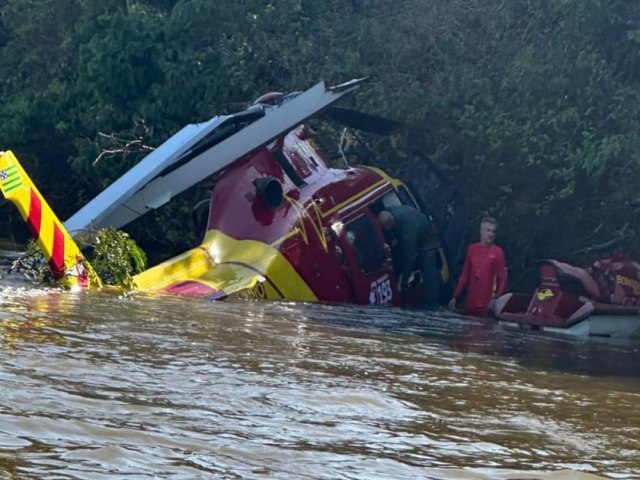 Helicptero do Corpo de Bombeiros Faz Pouso Forado s Margens do Rio Araguaia