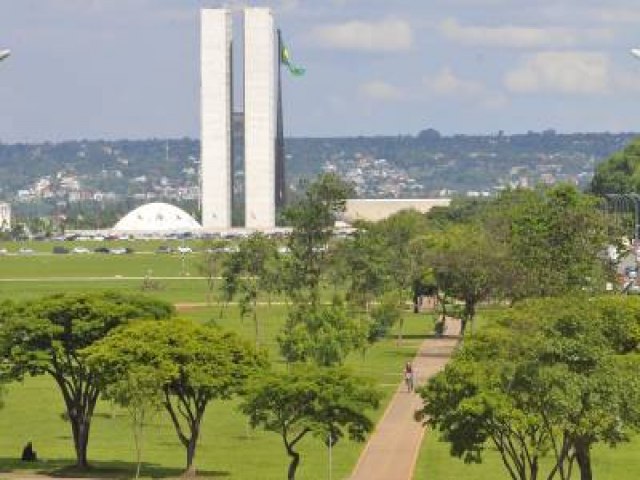 Ventos trazem frio, mas Braslia continua sem chuva neste sbado (3/8)